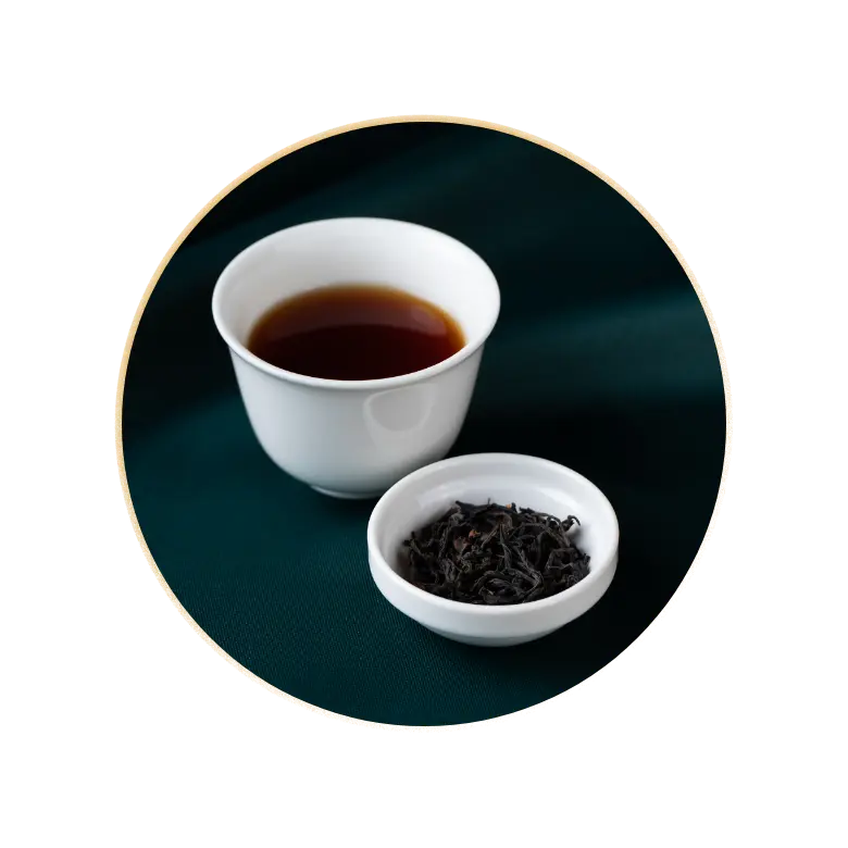 茶器に注いだアッサム紅茶と茶葉