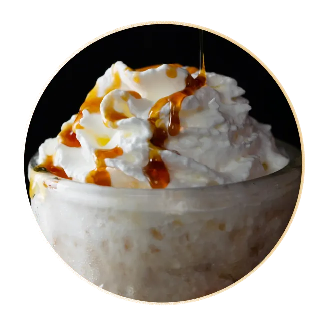 ホイップクリームにビターキャラメルソースをかけるようす