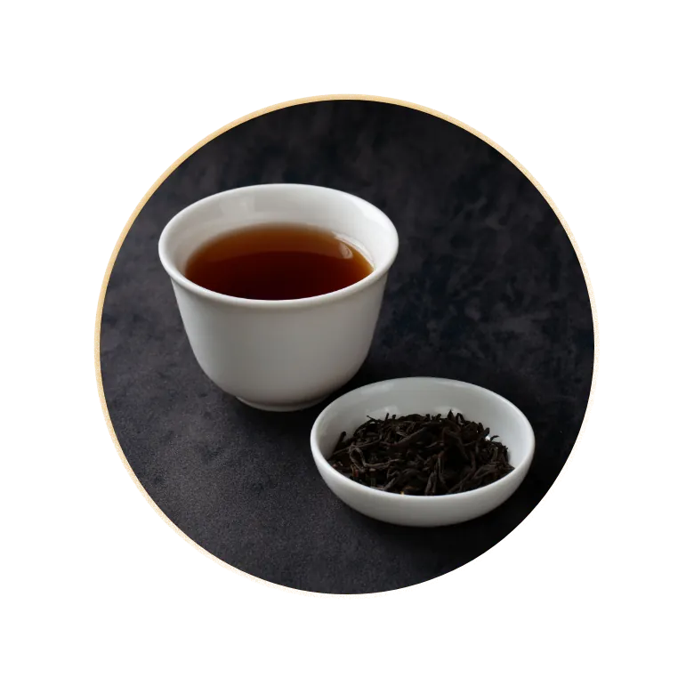 茶器に注いだアッサム紅茶と茶葉