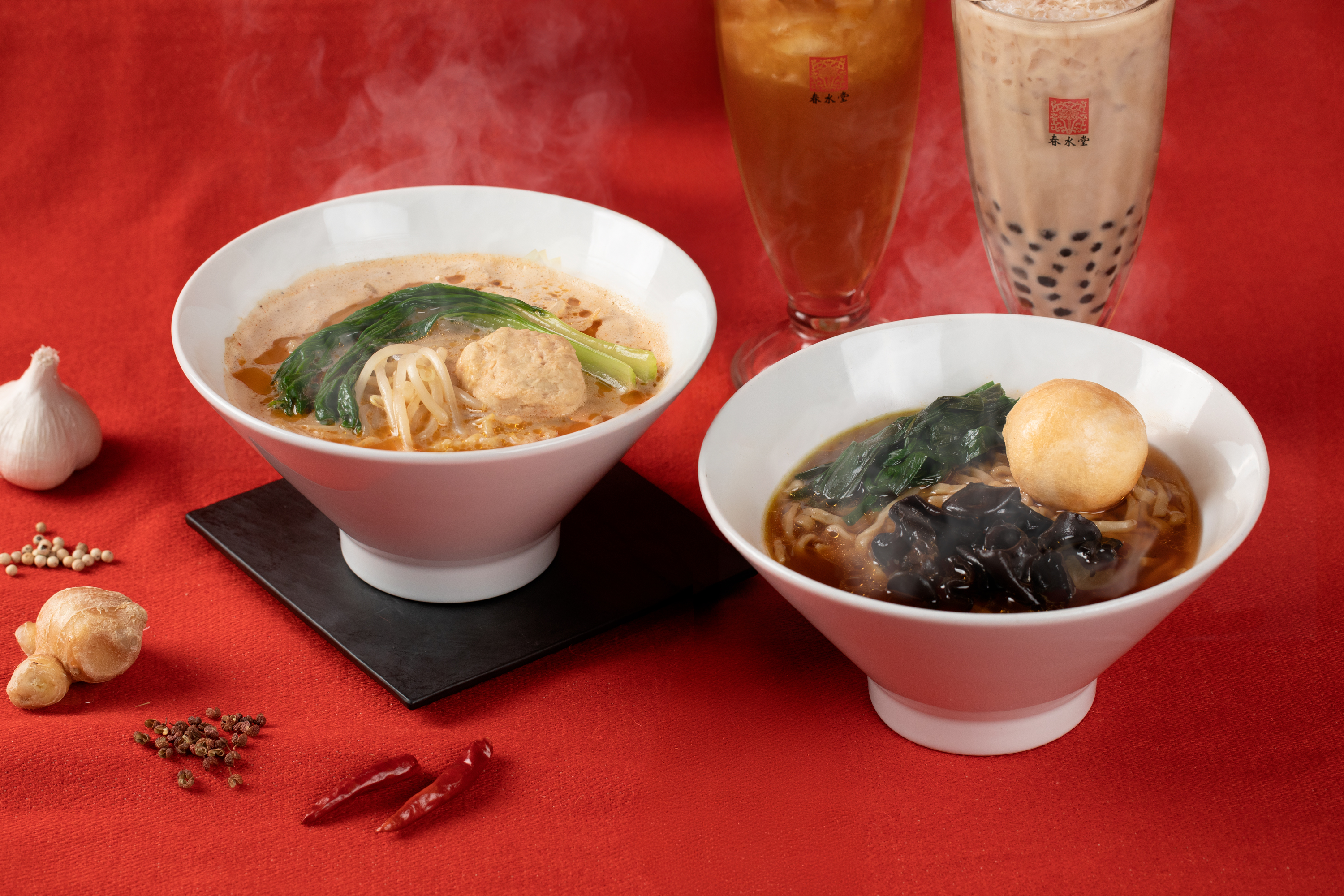 『麻辣豆乳湯麺(マーラートウニュウタンメン)』(左)『麻辣湯麺(マーラータンメン)』(右)