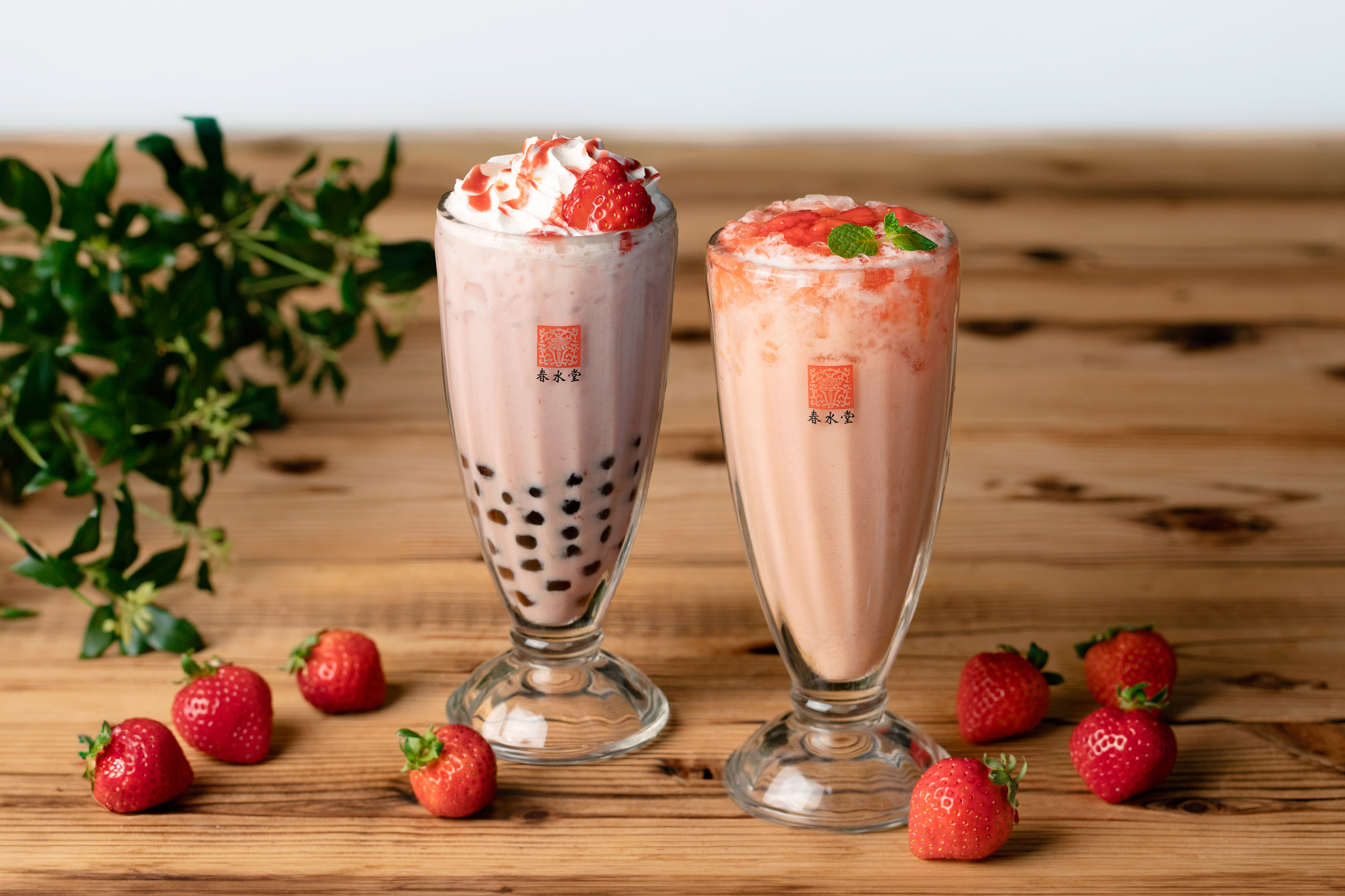 『あまおう苺タピオカミルクティー』(左)『あまおう苺ヨーグルトティー』(右)